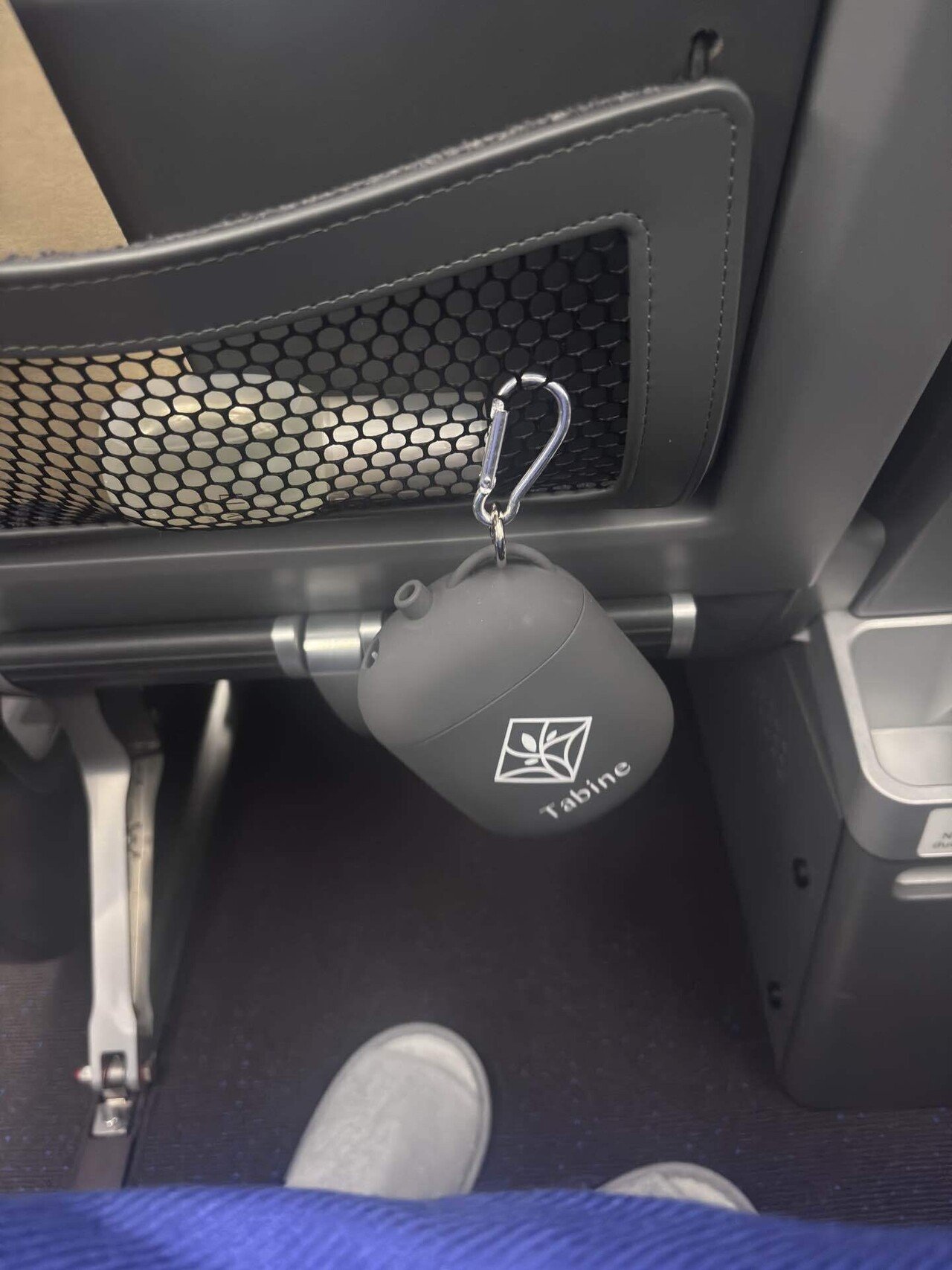 飛行機の座席でminimalU+ネックピローを使っている様子