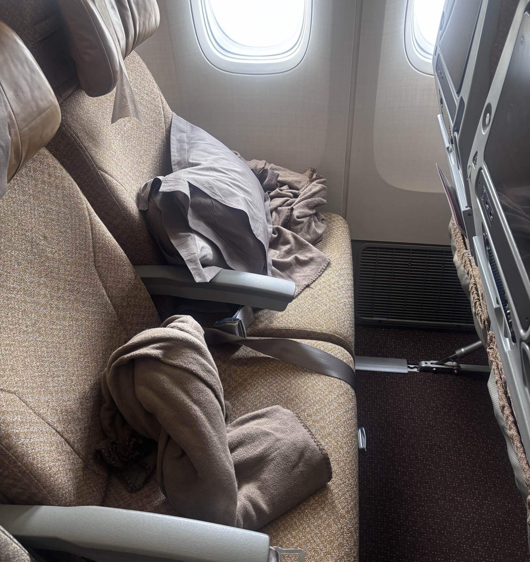 シンガポール航空B777-300ERのエコノミー座席