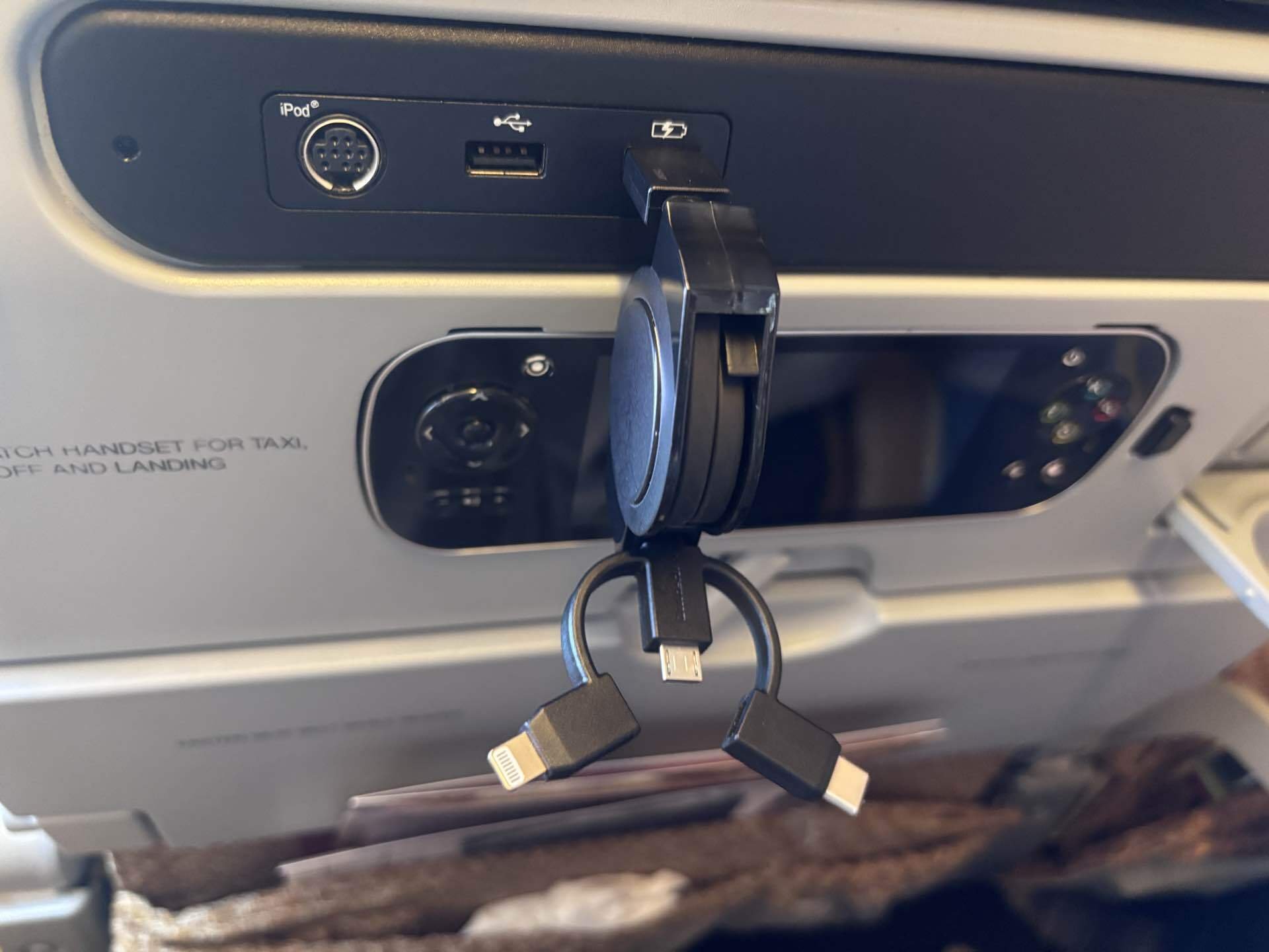 シンガポール航空エコノミーの充電ポート（USB-A）