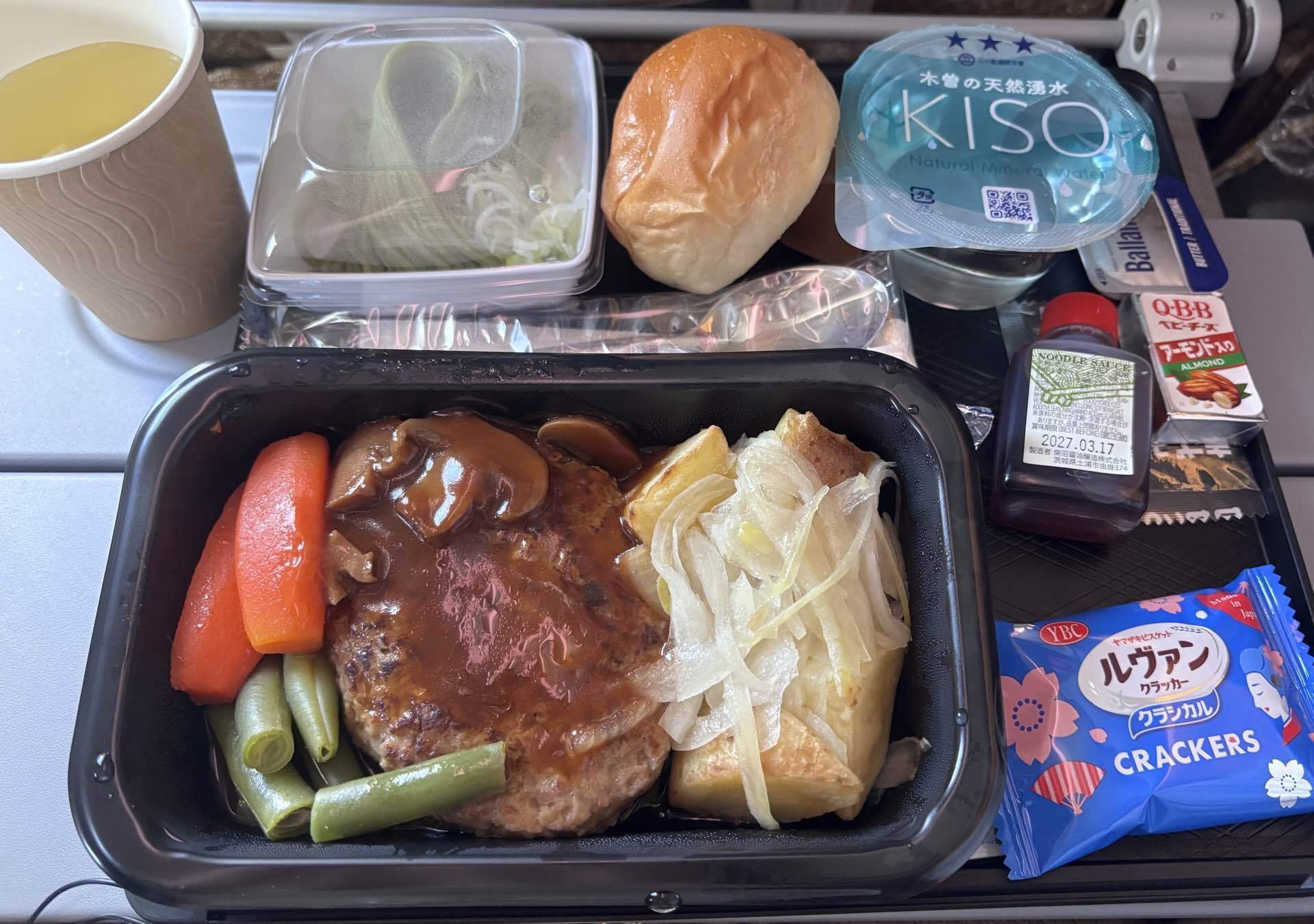 シンガポール航空エコノミーの機内食ハンバーグ