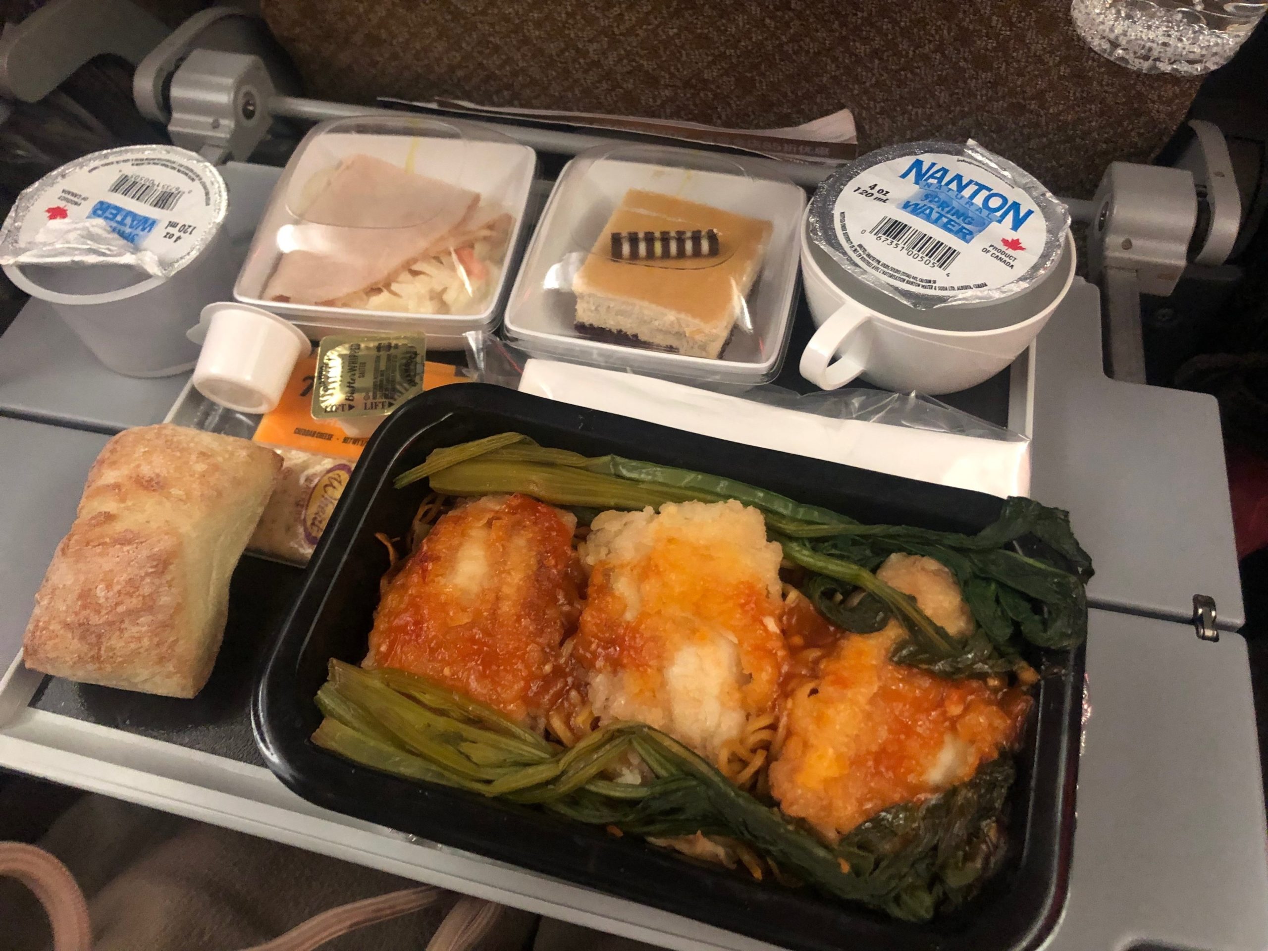 シンガポール航空の2食目の機内食（フィッシュとヌードル）