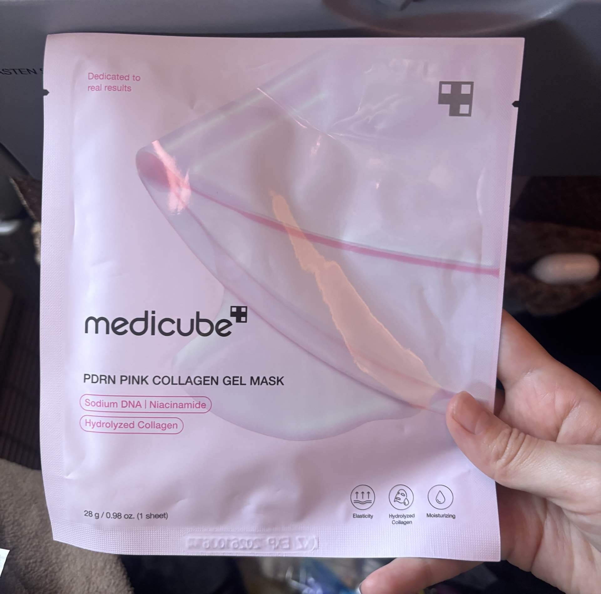 長時間フライト用に持参したmedicubeのパック