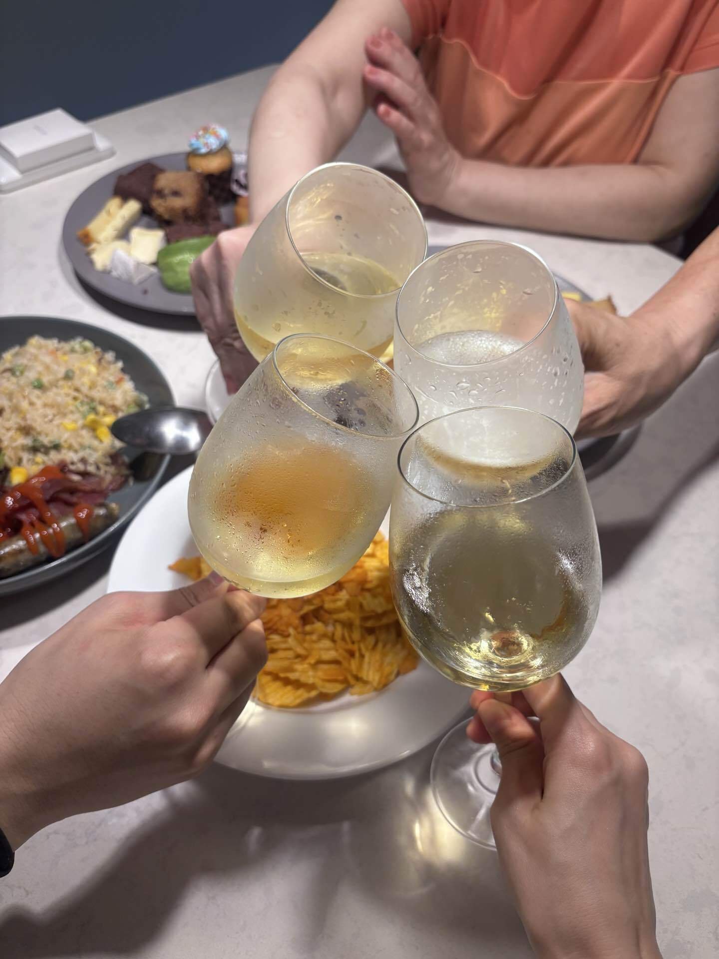 客室で乾杯する様子