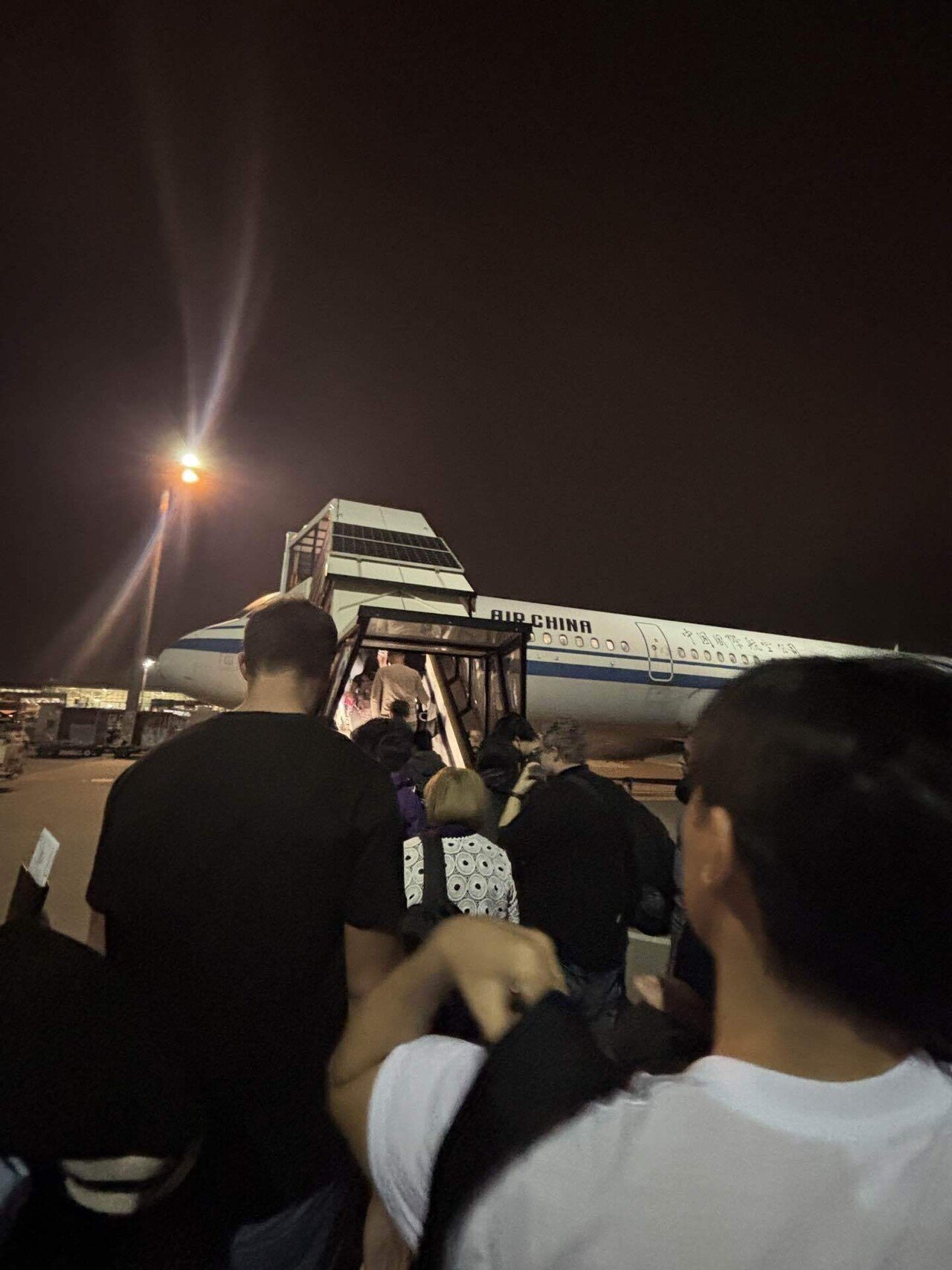 Air China バス移動からタラップで搭乗する様子