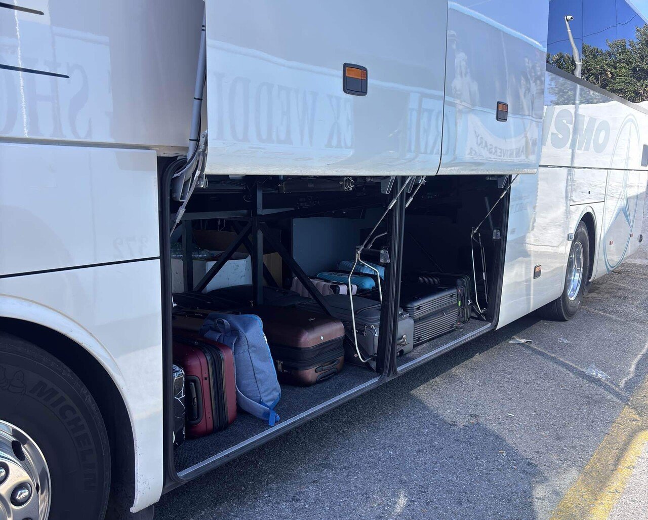 バス車体下部の荷物スペースに預けたスーツケース