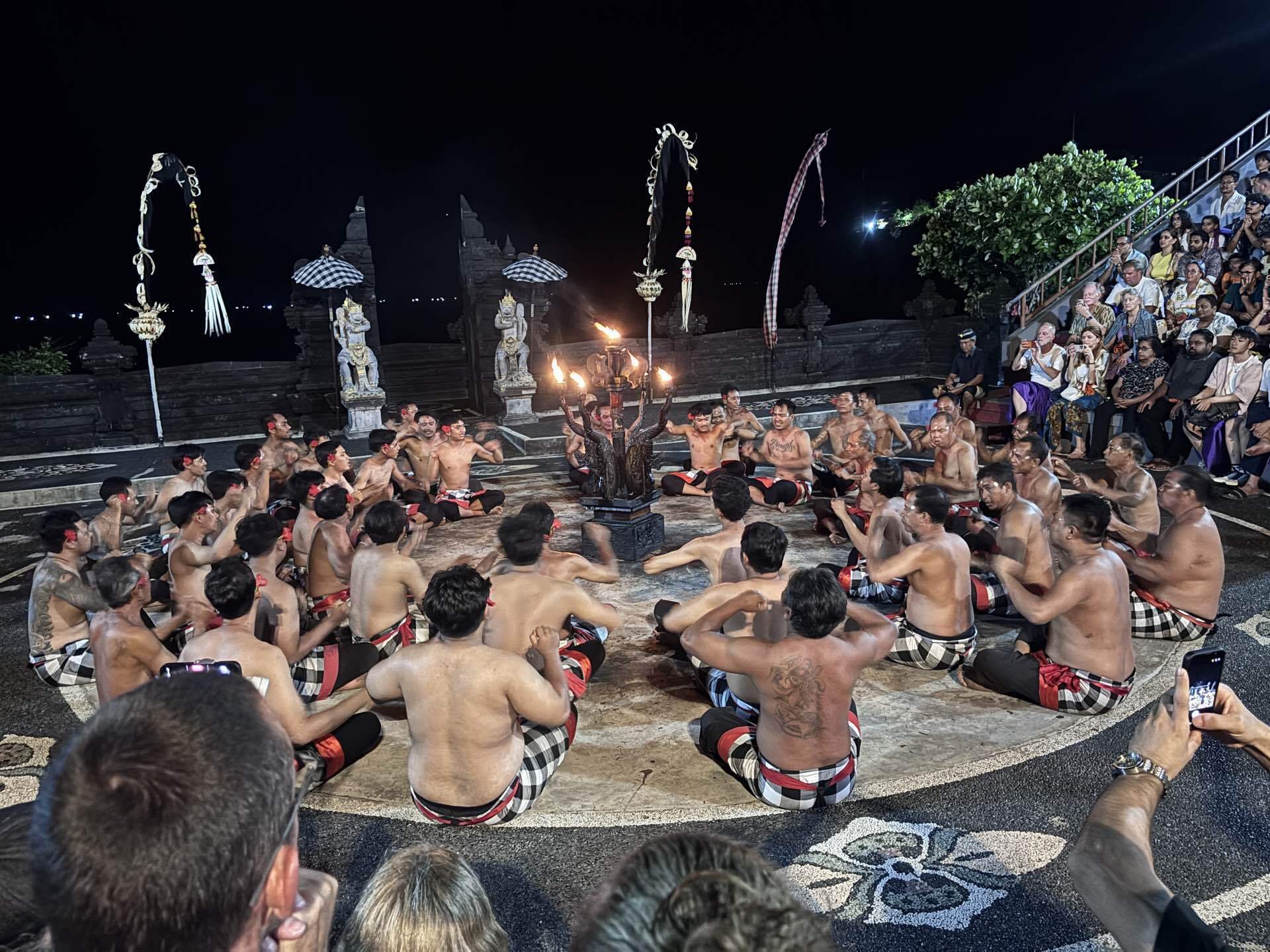 ウルワツ寺院で鑑賞したケチャックダンス