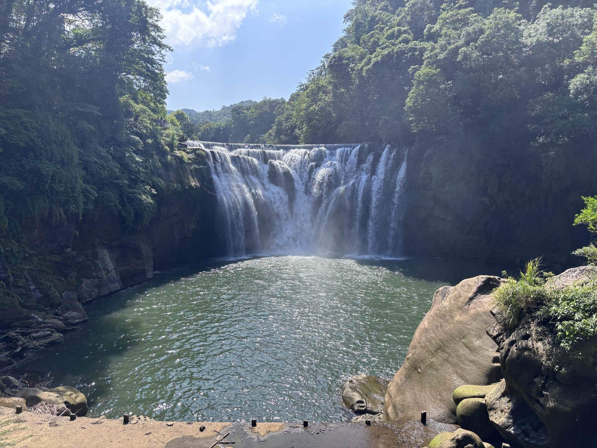 緑に囲まれた十分瀑布（十分の滝）の全景