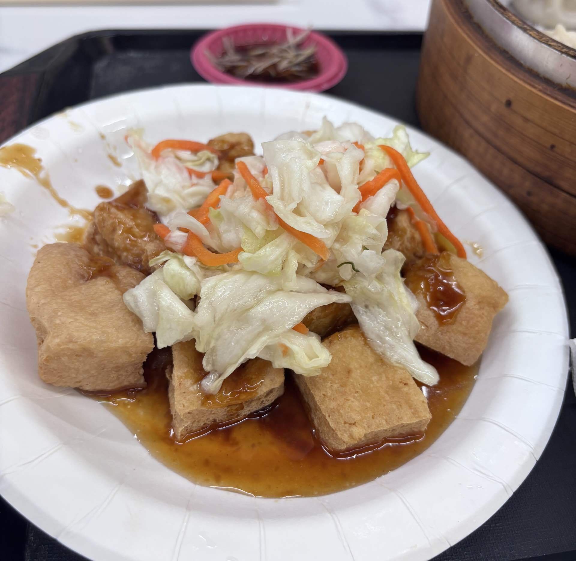 士林夜市で食べた臭豆腐。白菜と人参のあんがかかっている