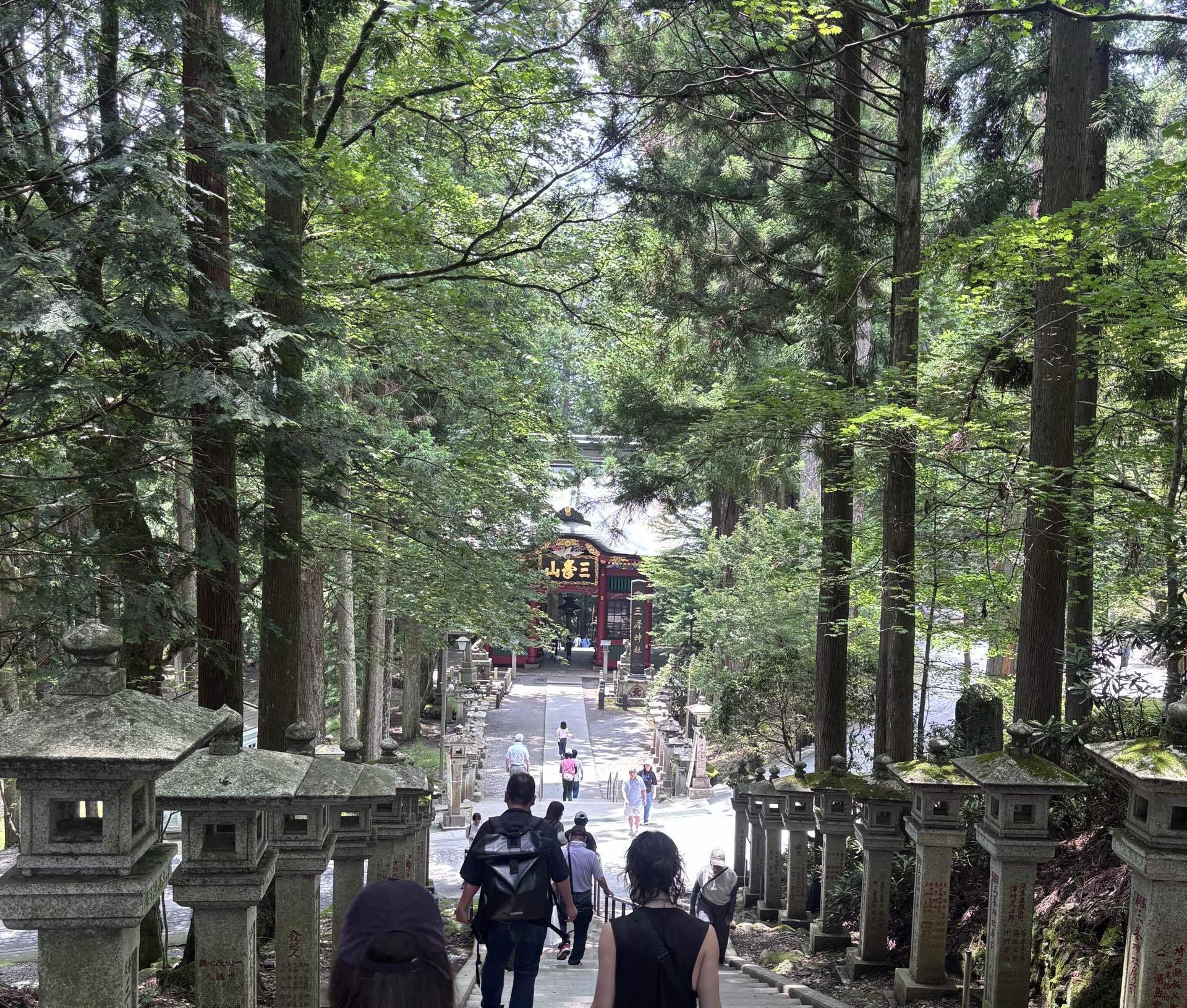 三峯神社の参道と随身門