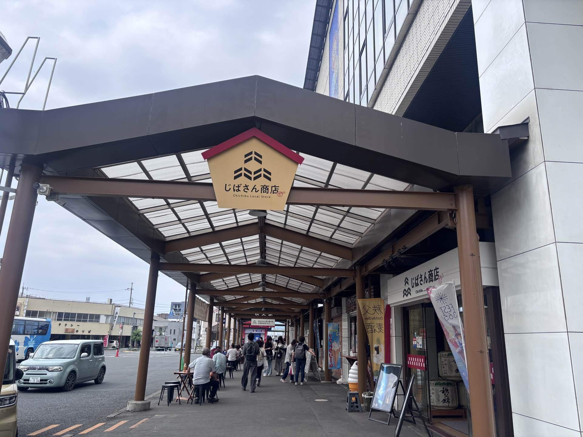 秩父のお土産が並ぶじばさん商店の店内