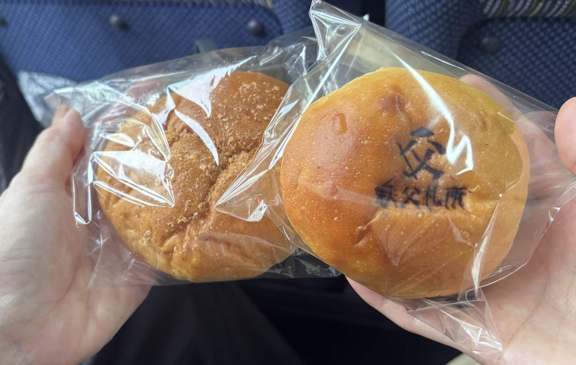 車内で食べたカレーパンとあんぱん
