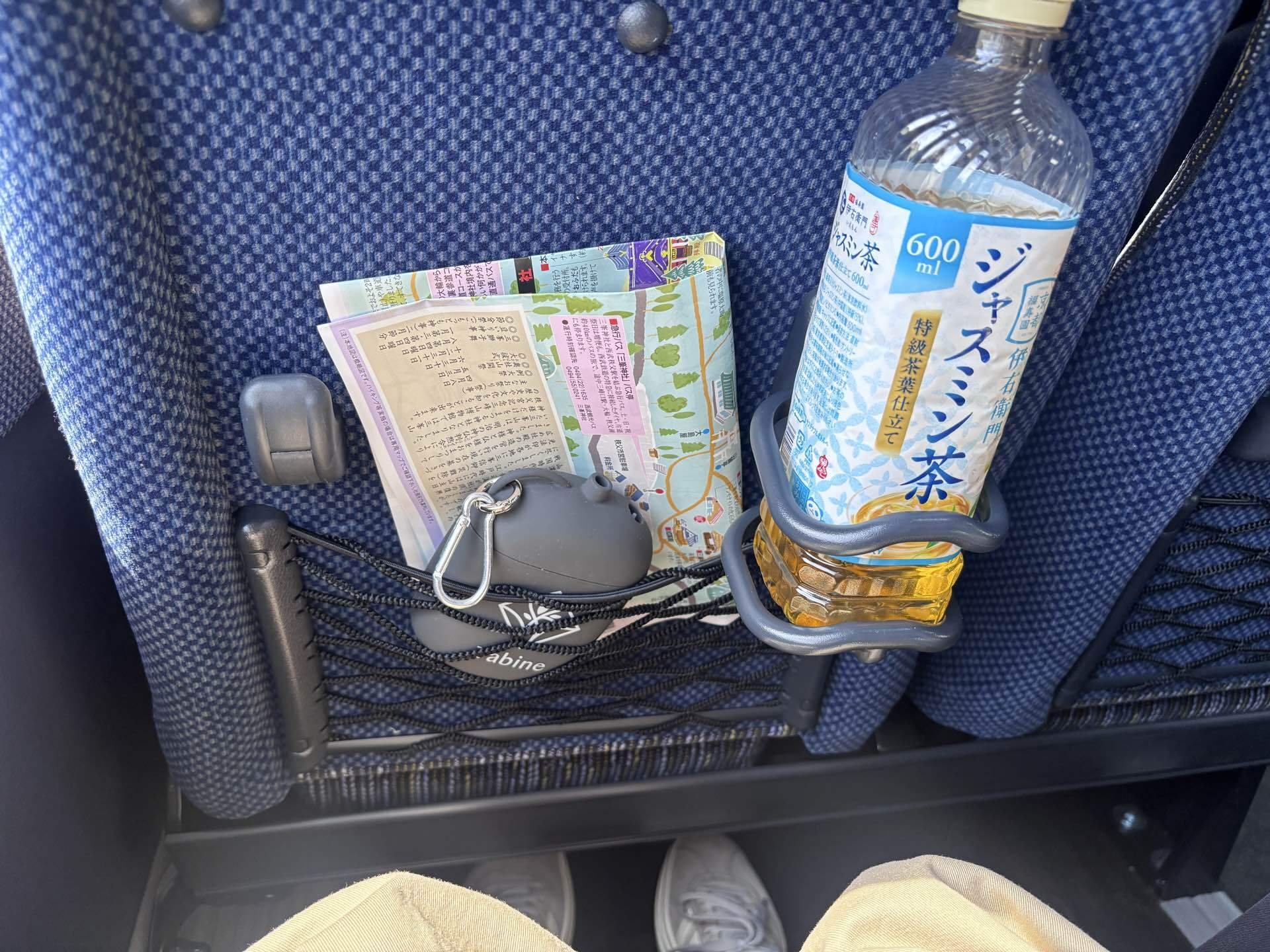 座席背面のドリンクホルダーとシートポケット