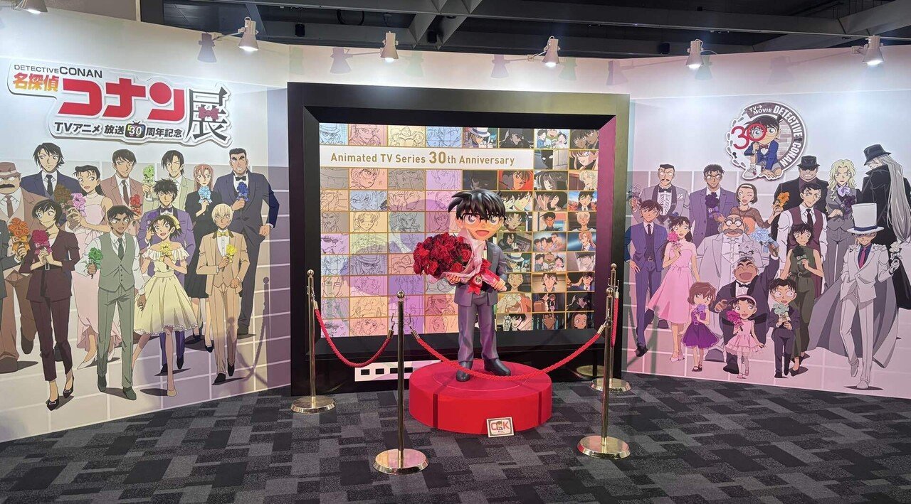 名探偵コナン展のエントランスに立つ江戸川コナンの立像