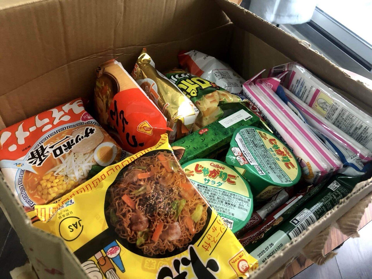 留学中に日本の家族から届いた食品や日用品