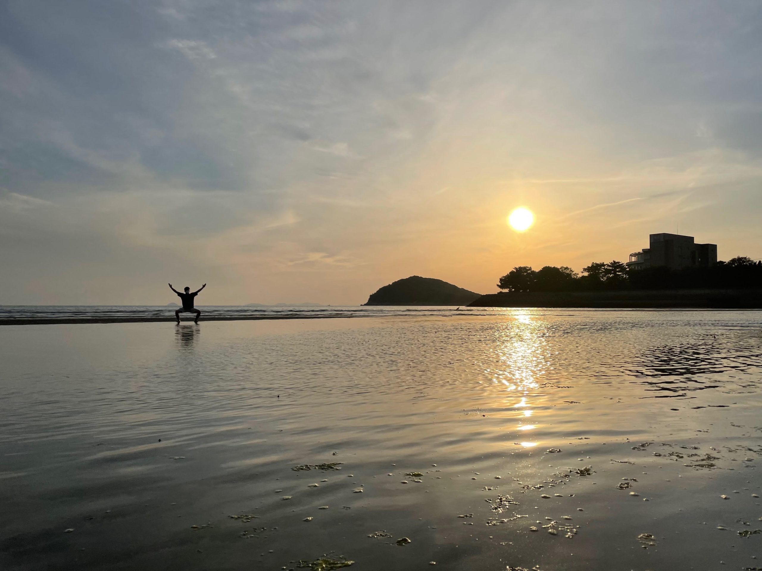 日が落ちてきた父母ヶ浜。風で水面に波ができている