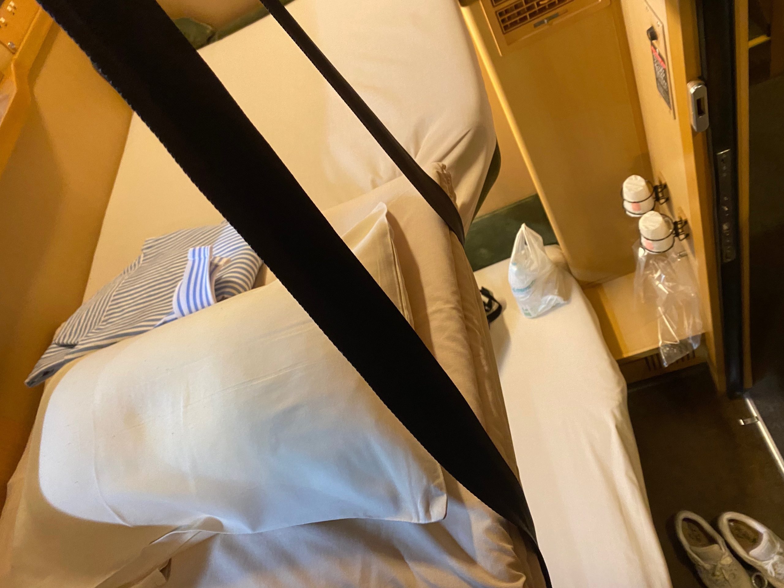 B寝台シングルツインの上段ベッド