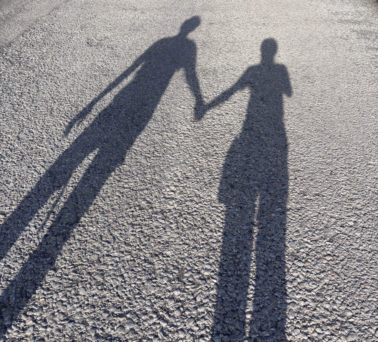 夫婦二人の影が写った写真