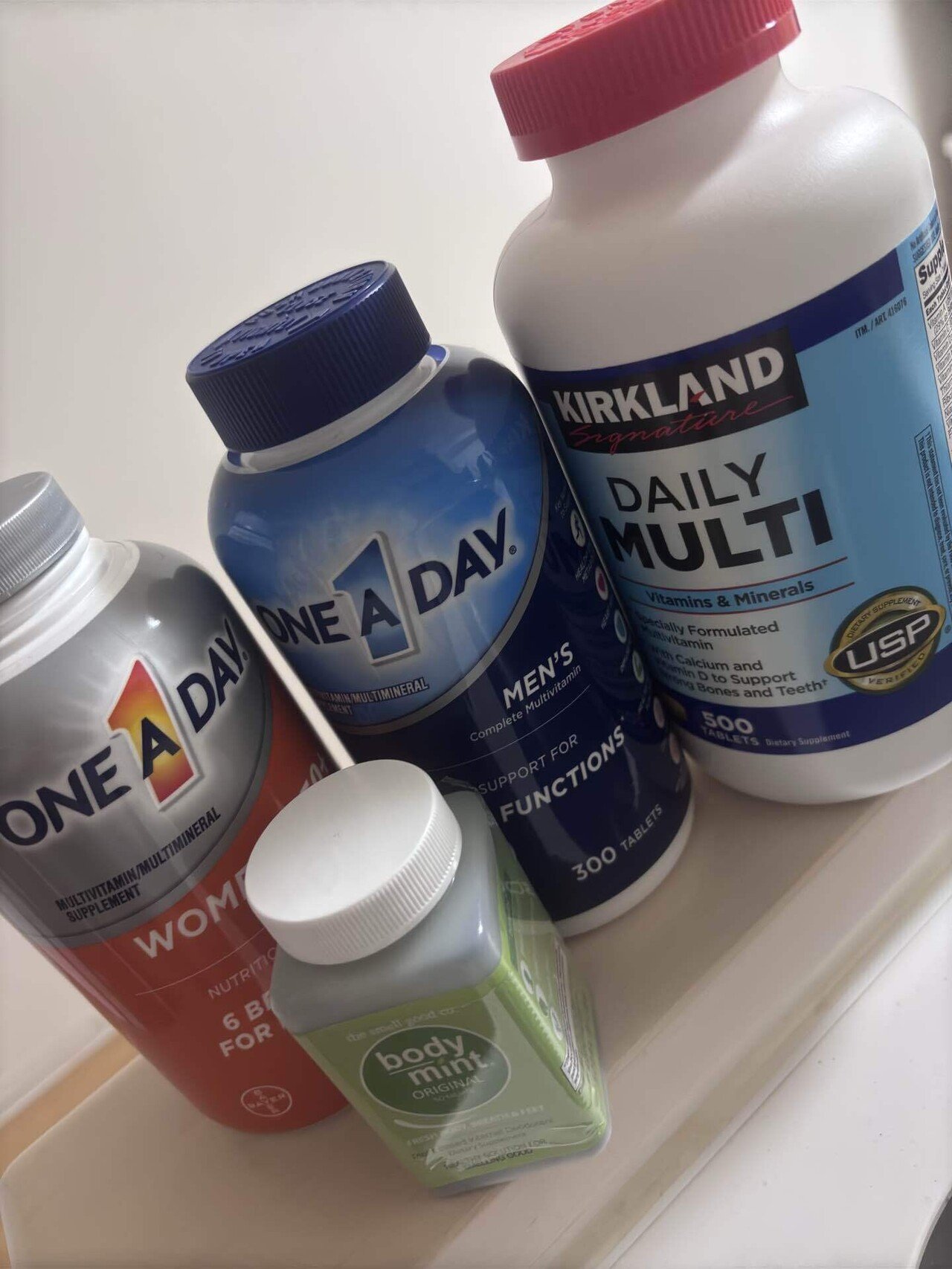 アメリカ製のビタミン剤が並ぶ様子